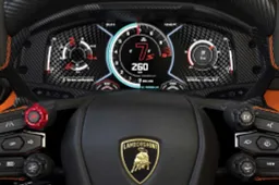 Interni Lamborghini ibrida: al volante della nuova V12