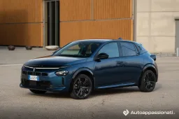 Prova Lancia Ypsilon Hybrid: il 1.2 è brillante, la dotazione è top. Pro e contro dell'utilitaria lussuosa