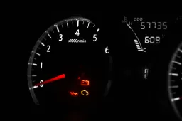 8 Spie auto più comuni: cosa fare