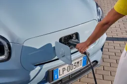 L’elettrica più venduta a luglio in Italia è cinese ed è firmata Stellantis (non è prodotta in Polonia)