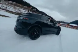 Leclerc si diverte sulla neve con uno Stelvio Quadrifoglio, come dargli torto [VIDEO]