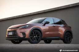 Prova su strada Lexus LBX: il city SUV premium, adatto per la città, ma non solo