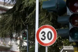 Dal 2023 limite di 30 km/h in tutta Bologna: è ancora lotta alle auto