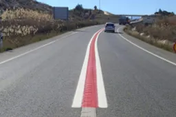 Debutta la geniale linea rossa sulle strade: ecco cosa significa. Arriva in Italia?