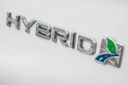 Nel 2025 in Piemonte tornerà la tassa di possesso per le auto ibride