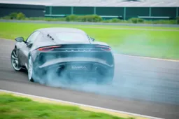 La Lotus Emira si scatena: in pista con il V6 è sempre di traverso