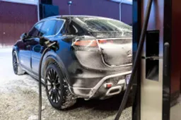 Porsche fa marcia indietro: niente più batterie in-house. La transizione elettrica scricchiola?