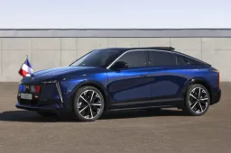 Macron sfila sugli Champs-Élysées con la nuova DS N°8 “Présidentielle”