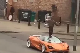 Calpesta una McLaren 720S a Londra, senza alcun motivo [VIDEO]