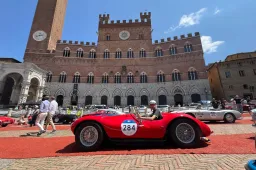 Il mio secondo giorno alla 1000 Miglia: risvegli all’alba, colline toscane e sogni in corsa