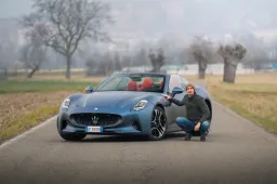 Prova Maserati GranCabrio elettrica: 761 CV sono troppi per una GT con la capote? Info, prezzi e autonomia