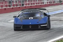 Primi giri in pista per la Maserati MCXtrema [VIDEO]