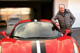 Massimo Boldi mostra la sua nuova Ferrari 488 Pista