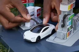 Mattel Tesla Roadster, il modellino fatto al 99% di materiali riciclati