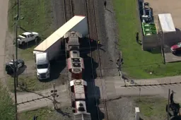 Incidente tra treno e camion: coinvolte alcune supercar  [VIDEO]