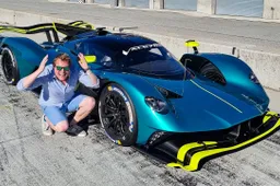 Aston Martin Valkyrie Pro: il possente rombo della V12 pronto pista [VIDEO]
