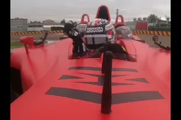 Leclerc sulla F1 triposto insieme alla mamma e alla fidanzata [VIDEO]