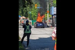 Vancouver, a un semaforo una Tesla Model Y va in fiamme [VIDEO]