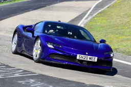 La SF90 Stradale e i suoi 1.000 CV alle prese del vecchio Nurburgring [VIDEO]