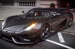 Qualcuno ha detto fibra di carbonio? La Koenigsegg Regera vista a Londra è uno spettacolo [VIDEO]