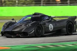 La Pagani Huayra R scalda i muscoli sui rettilinei di Monza [VIDEO]