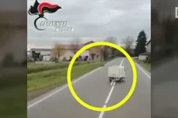 Con l’Apecar contromano a zig zag: fermato da un carabiniere a piedi [VIDEO]