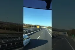 In contromano con un TIR sulla Torino-Savona a 90 km/h [VIDEO]