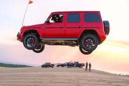Un salto di 27 metri mette alla prova l'indistruttibile Mercedes Classe G [VIDEO]