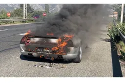 Ferrari F355 in fiamme: in Francia un test drive finisce male [VIDEO]