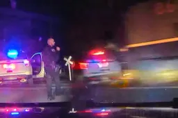 Auto della polizia travolta dal treno: la vicenda è surreale [VIDEO]