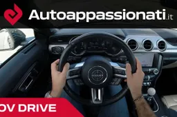 POV Ford Mustang Bullitt: dietro il volante della V8 americana da 459 CV [VIDEO]