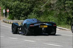 Aston Martin Valkyrie su strada pubblica: il suo V12 urla come ai vecchi tempi [VIDEO]