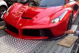 Una Ferrari LaFerrari e una bisarca: un matrimonio non proprio idilliaco [VIDEO]