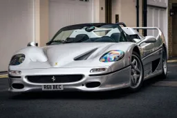 Una Ferrari F50 Straight Piped  delizia Londra con il suo V12 [VIDEO]