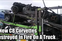 Prende fuoco la bisarca e le nuove Chevrolet Corvette bruciano senza pietà [VIDEO]
