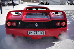 La Ferrari F50 sulla neve con gli scarichi aperti è pura poesia [VIDEO]