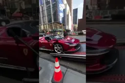 La Ferrari Daytona SP3 è arrivata a New York: i passanti catturati dalla nuova Icona [VIDEO]