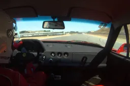 Con la Ferrari F40 a Laguna Seca: il cavatappi non le fa paura [VIDEO]
