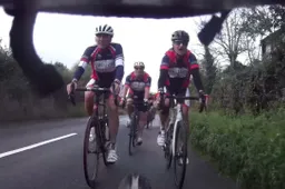 Lite ciclista-automobilista finisce male, si accende la rissa [VIDEO]