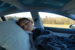Dorme nella Tesla mentre è in autostrada: il VIDEO scandalo