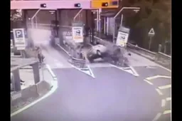 Pauroso incidente al casello di Ferrara: l'Alfa Romeo si ribalta [VIDEO]