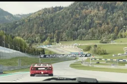 Avete mai visto una F40 sfiammare in pista? Ora potete farlo [VIDEO]