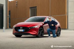 Prova Mazda 3 2025: è lei la compatta più equilibrata? Come va con il 2.5