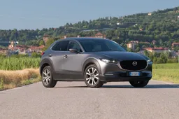 Mazda CX-30 SkyActiv-X | Prova su strada, interni, motore e prezzo