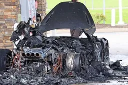 Una McLaren 765LT in fiamme dopo soli 160 km [VIDEO]