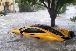 McLaren P1 travolta dall'uragano Ian, le immagini del disastro [VIDEO]