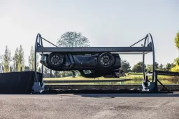 Ecco l’auto in grado di stare attaccata al soffitto come un geco: e va fortissimo [VIDEO]