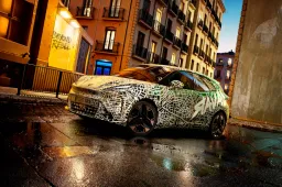 Lei è la nuova Cupra Raval: la citycar sportiva debutta all’IAA