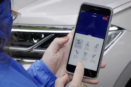 Parcheggiare l’auto con lo smartphone? Ecco come si fa [VIDEO]
