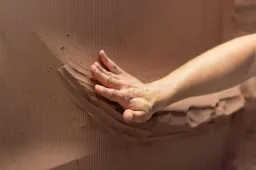 Perché l'argilla è così importante nel mondo auto? Lo spiega CUPRA